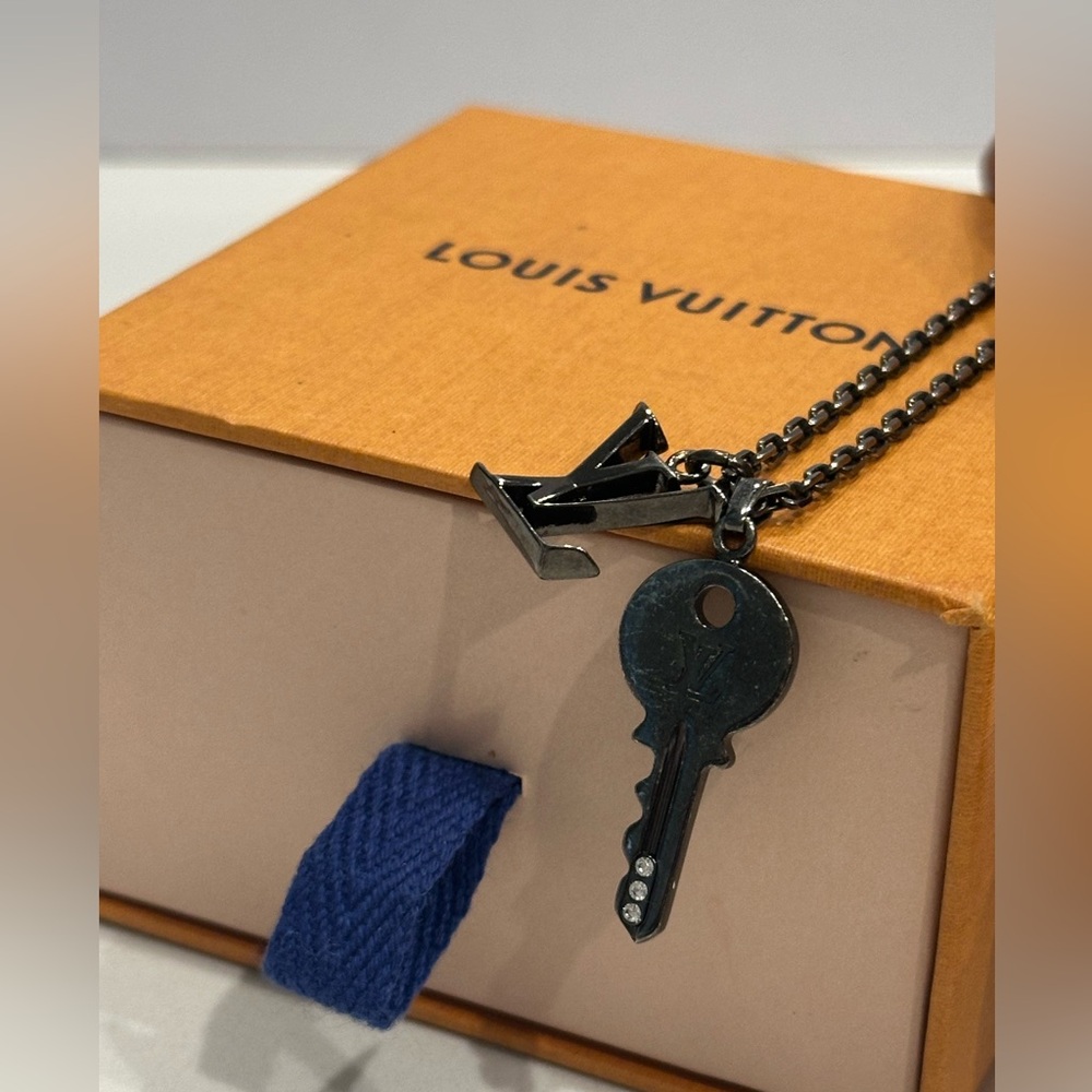 Louis Vuitton UNISEXY Gunmetal Logo Key Necklace - Picture 3 of 11